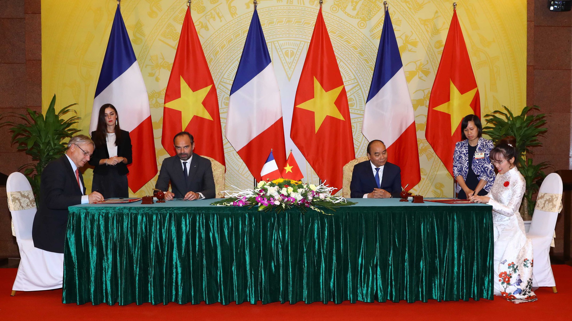 Tổng giám đốc Vietjet, Bà Nguyễn Thị Phương Thảo và ông Christian Scherer, Tổng giám đốc thương mại toàn cầu của Tập đoàn Airbus ký kết hợp đồng dưới sự chứng kiến của Thủ tướng Chính phủ nước Cộng hòa Xã hội Chủ nghĩa Việt Nam Nguyễn Xuân Phúc và Thủ tướng Cộng hòa Pháp Edouard Philippe.