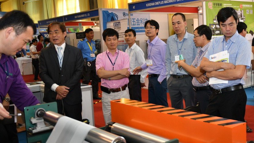 Khách tham quan tại triển lãm Hanoi Plas Print Pack 2017.