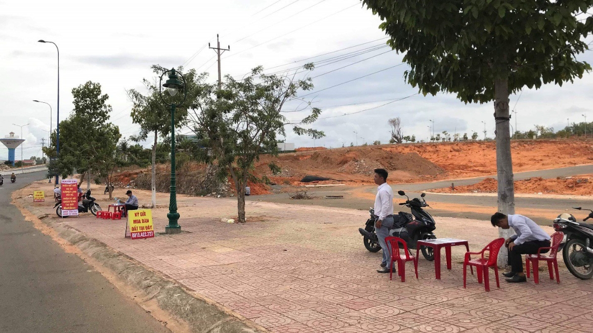 Trên đường Võ Nguyên Giáp, quanh Mũi Né Summerland Resort, có vài chục mét lại có một điểm tư vấn nhà đất.