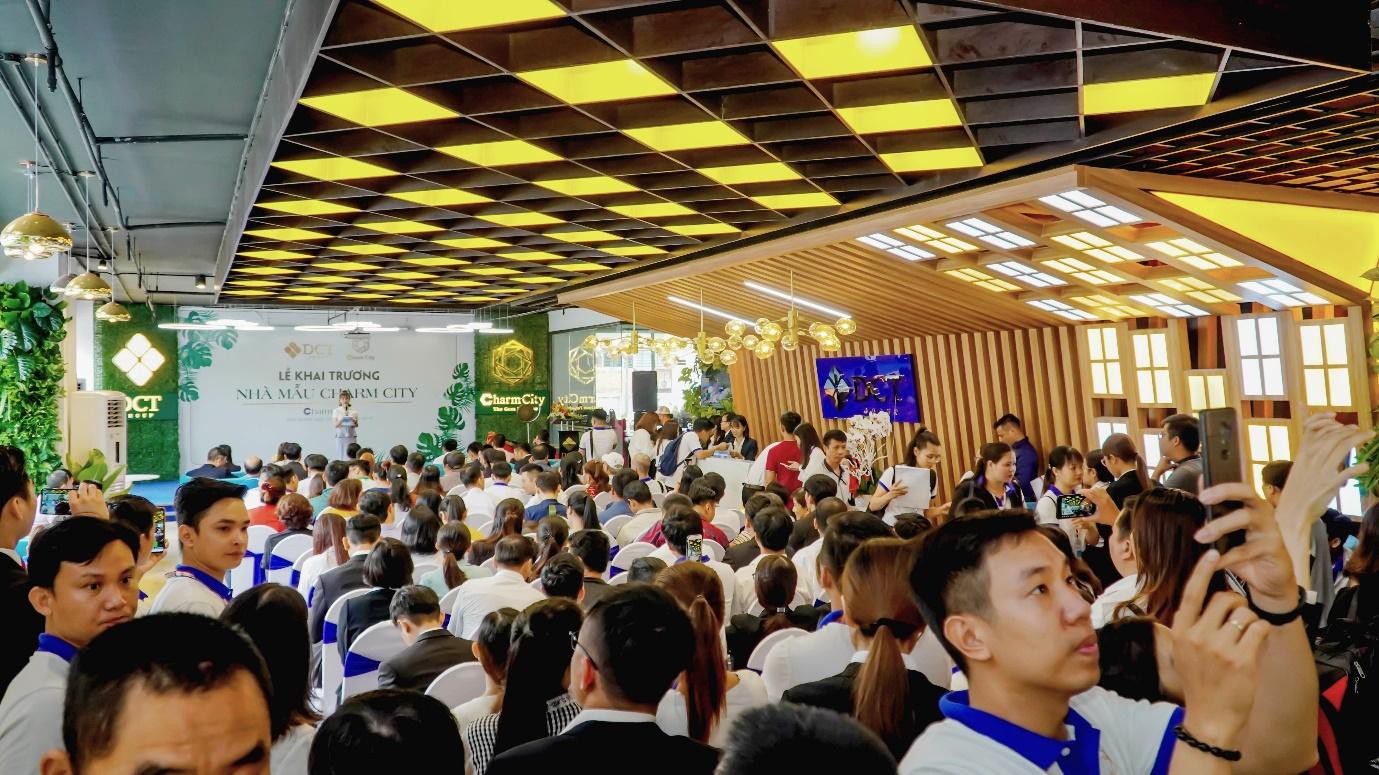 Cận cảnh sức hút lễ khai trương nhà mẫu căn hộ Charm City với Vincom Plaza trong khuôn viên - Ảnh 1.