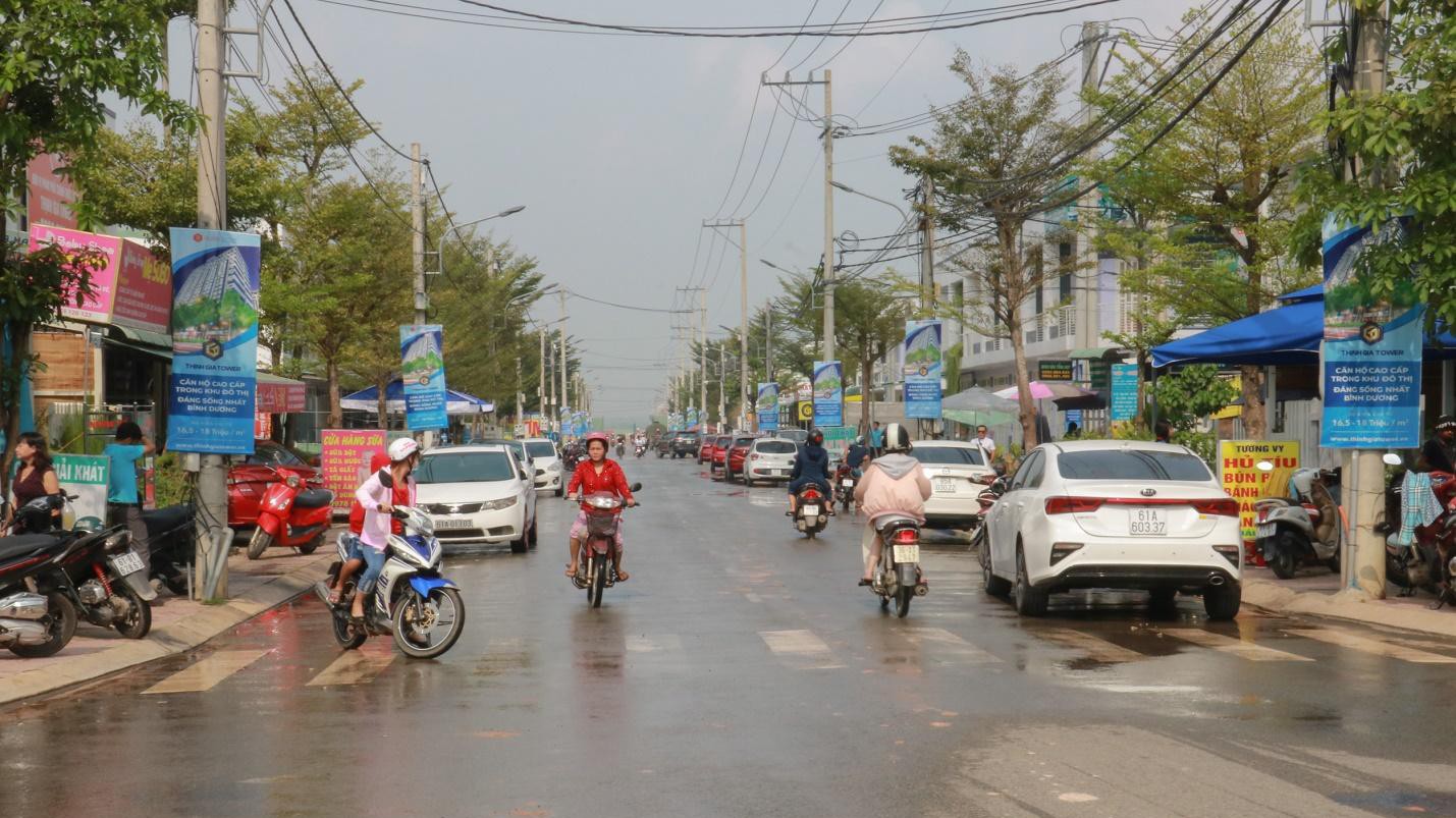 Từng hàng xe hơi biển số Bình Dương, Sài Gòn, Đồng Nai, đậu thành từng hàng dài ngoài nhà mẫu dự án Thịnh Gia Tower