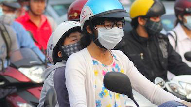 Hình ảnh những đứa trẻ ngủ gục sau lưng mẹ mỗi ngày đến trường (Nguồn: Internet)