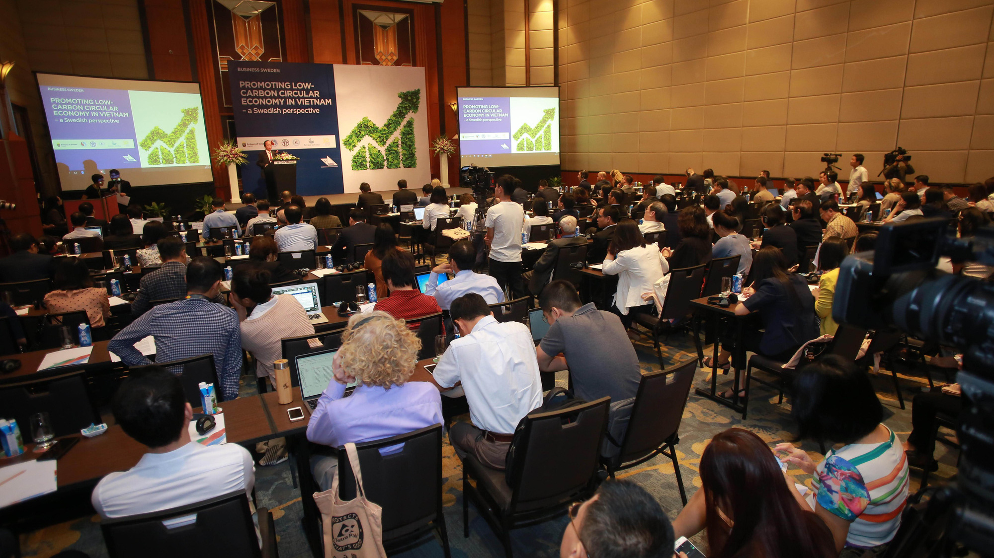 Hội thảo "Thúc đẩy nền kinh tế tuần hoàn ít phát thải khí carbon tại Việt Nam – từ kinh nghiệm của Thụy Điển" sáng 12/11 - Ảnh: Đại sứ quán Thuỵ Điển.