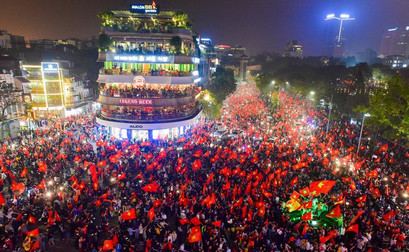 Loạt cờ đỏ, sao vàng rộng chục nghìn m2 rợp cửa ngõ Hà Nội đón U22 vô địch trở về - Ảnh 1.