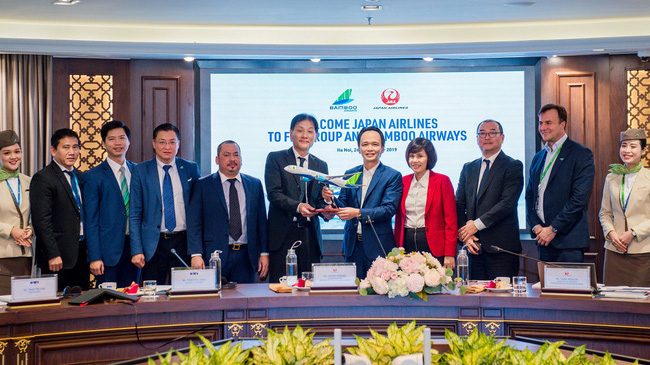 Lãnh đạo Bamboo Airways và Japan Airlines trong cuộc gặp tại trụ sở Bamboo Airways.
