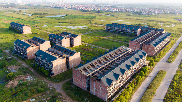 Kim Chung - Di Trạch vẫn là một bãi đất hoang với vài dãy nhà biệt thự xây thô, bỏ hoang.