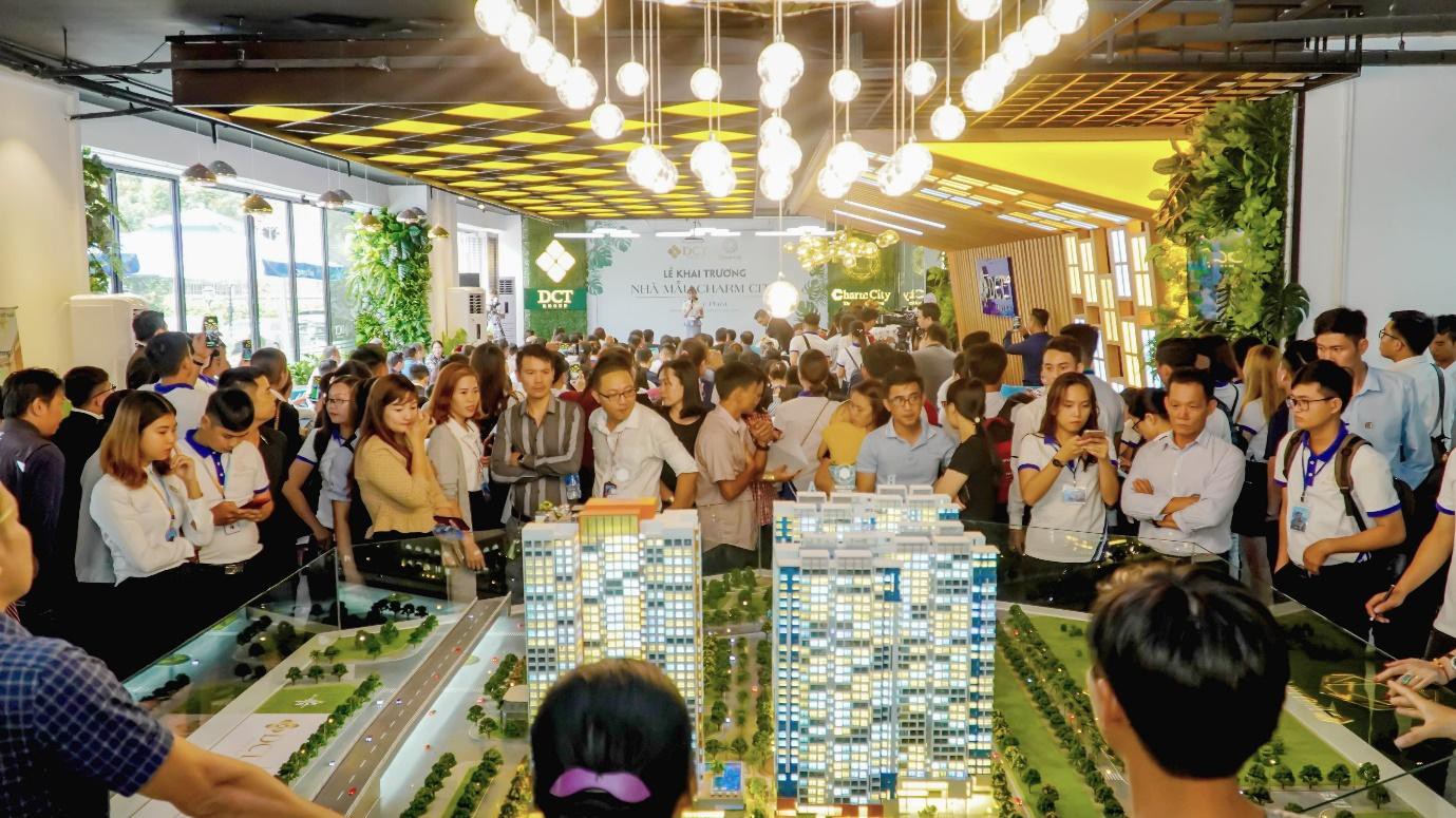 Cận cảnh sức hút lễ khai trương nhà mẫu căn hộ Charm City với Vincom Plaza trong khuôn viên - Ảnh 2.