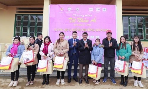 Vietjet mang niềm vui Tết đến với bà con dân tộc