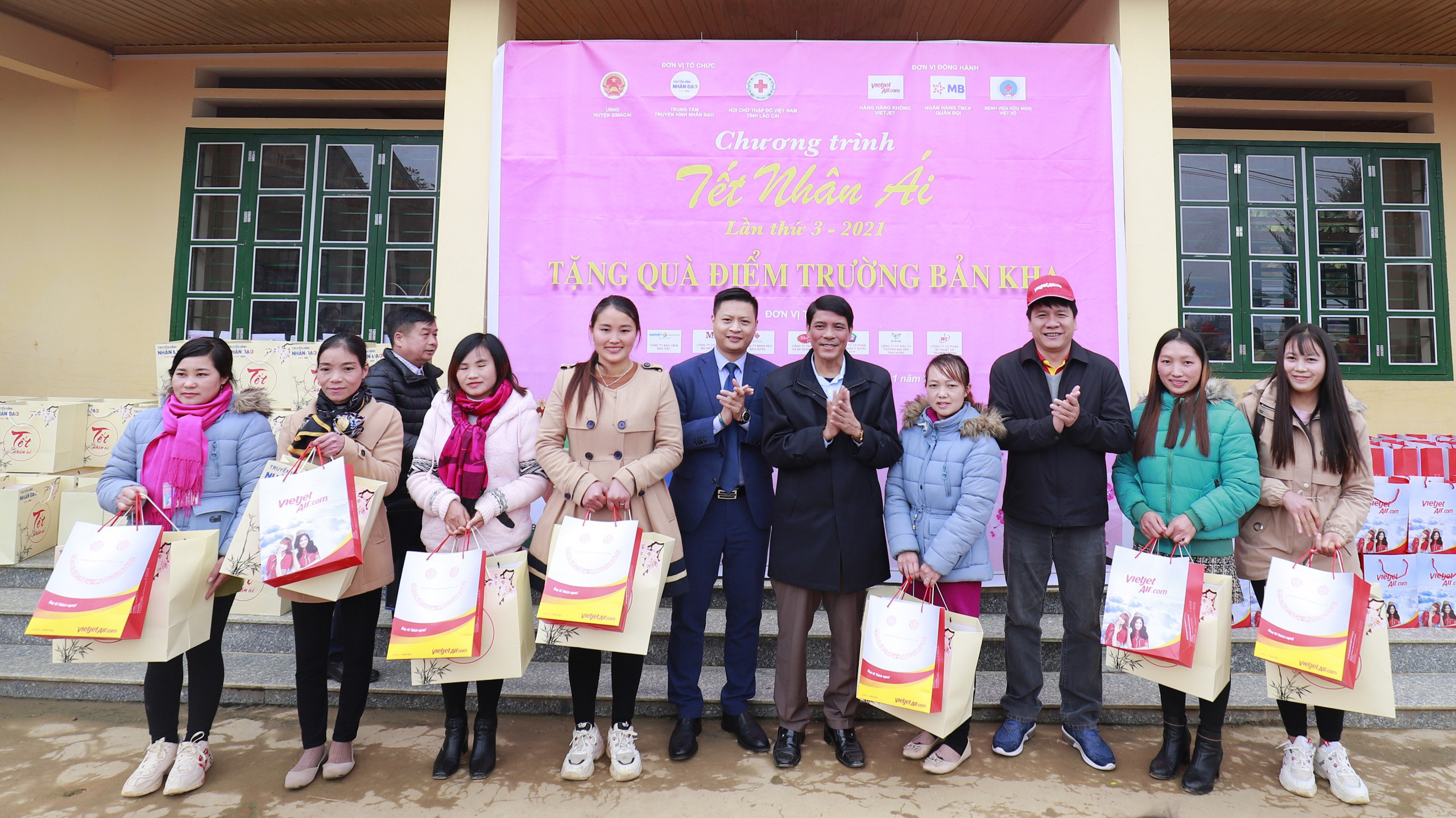 Chương trình Tết nhân ái là một hoạt động nằm trong chuỗi các hoạt động thiện nguyện được Vietjet tổ chức xuyên xuốt trong nhiều năm qua.