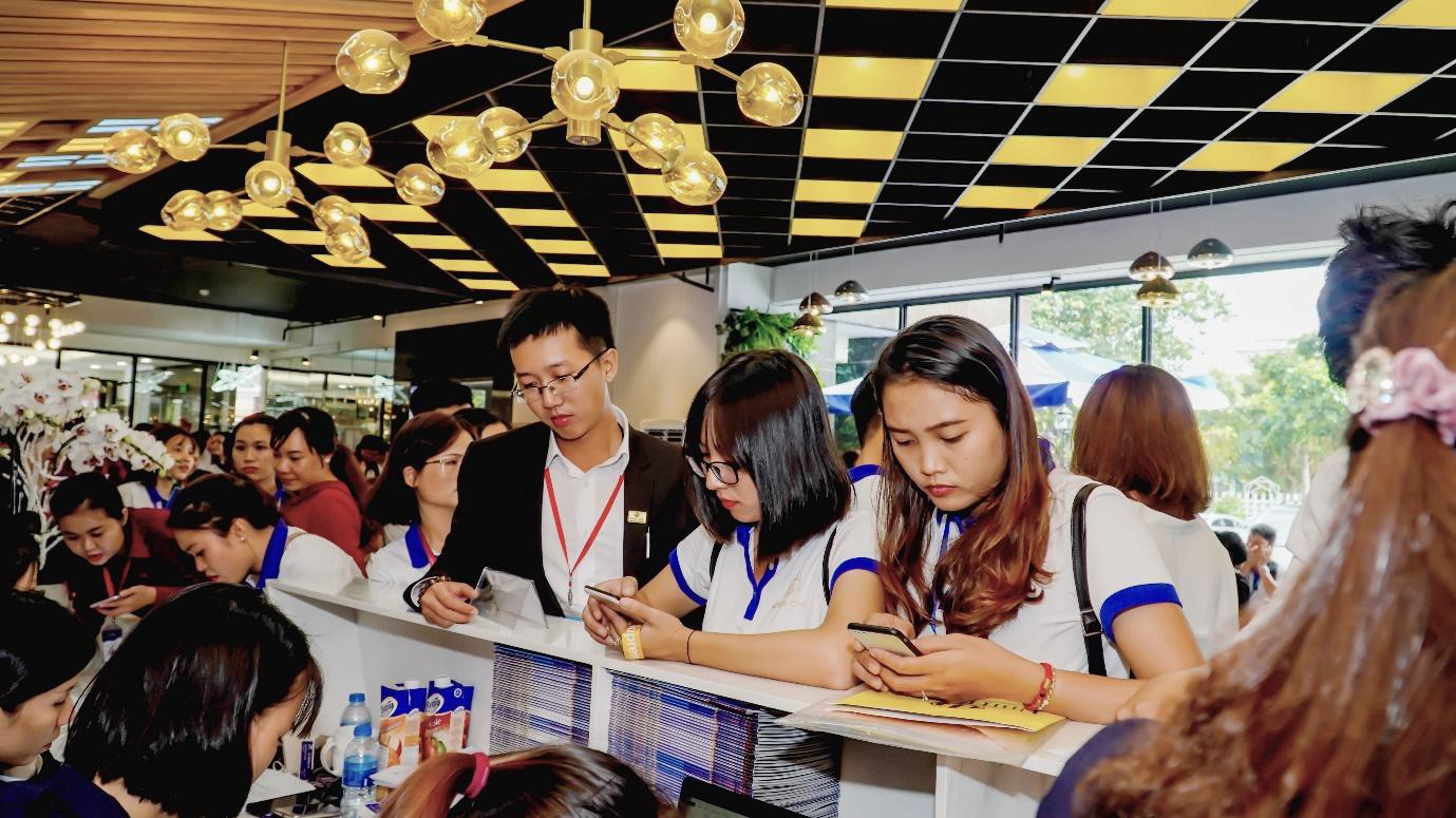 Cận cảnh sức hút lễ khai trương nhà mẫu căn hộ Charm City với Vincom Plaza trong khuôn viên - Ảnh 3.