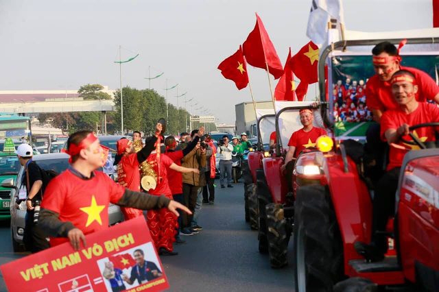 Loạt cờ đỏ, sao vàng rộng chục nghìn m2 rợp cửa ngõ Hà Nội đón U22 vô địch trở về - Ảnh 3.