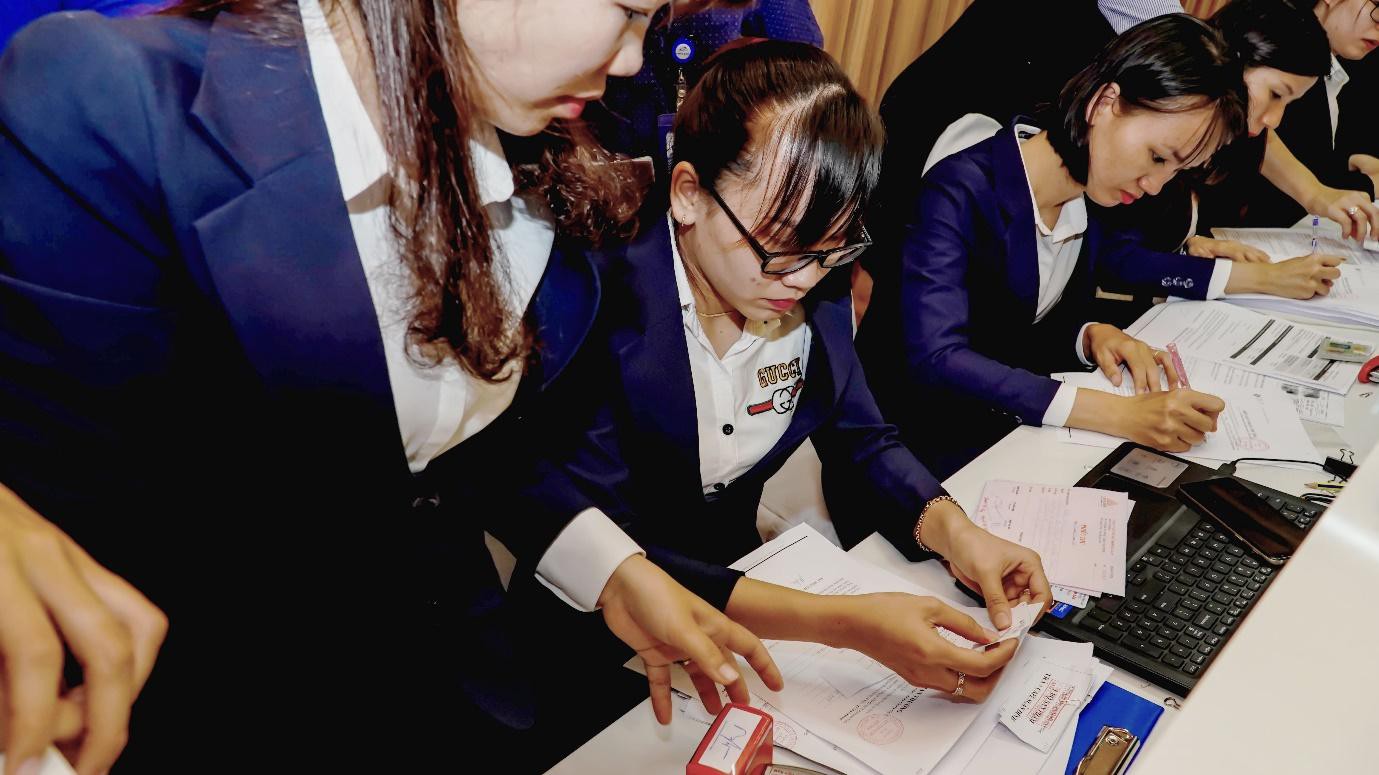 Cận cảnh sức hút lễ khai trương nhà mẫu căn hộ Charm City với Vincom Plaza trong khuôn viên - Ảnh 4.