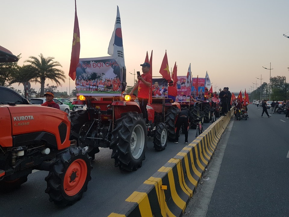 Loạt cờ đỏ, sao vàng rộng chục nghìn m2 rợp cửa ngõ Hà Nội đón U22 vô địch trở về - Ảnh 4.