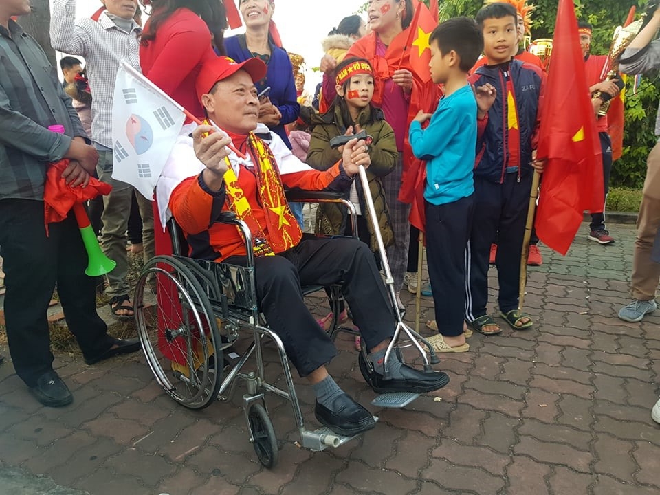 Loạt cờ đỏ, sao vàng rộng chục nghìn m2 rợp cửa ngõ Hà Nội đón U22 vô địch trở về - Ảnh 5.