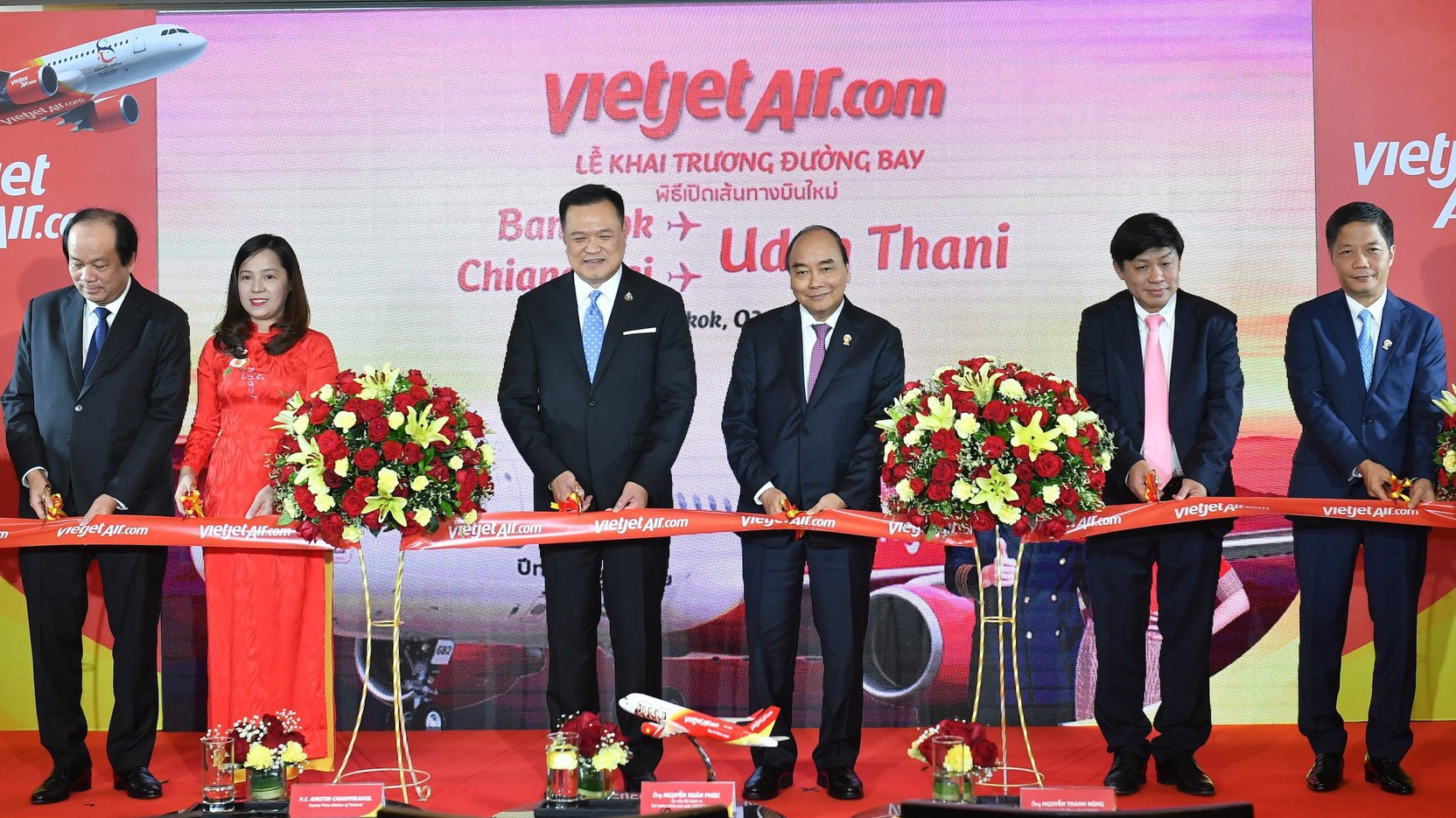 Thủ tướng Việt Nam Nguyễn Xuân Phúc, Phó thủ tướng Thái Lan Anutin Charnvirakul cùng đoàn lãnh đạo cấp cao chính phủ hai nước và lãnh đạo Vietjet trong nghi lễ khai trương 2  đường bay.