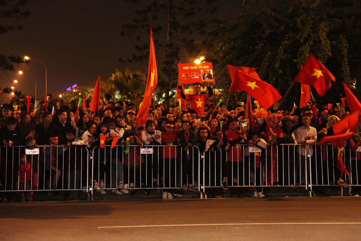 Loạt cờ đỏ, sao vàng rộng chục nghìn m2 rợp cửa ngõ Hà Nội đón U22 vô địch trở về - Ảnh 6.