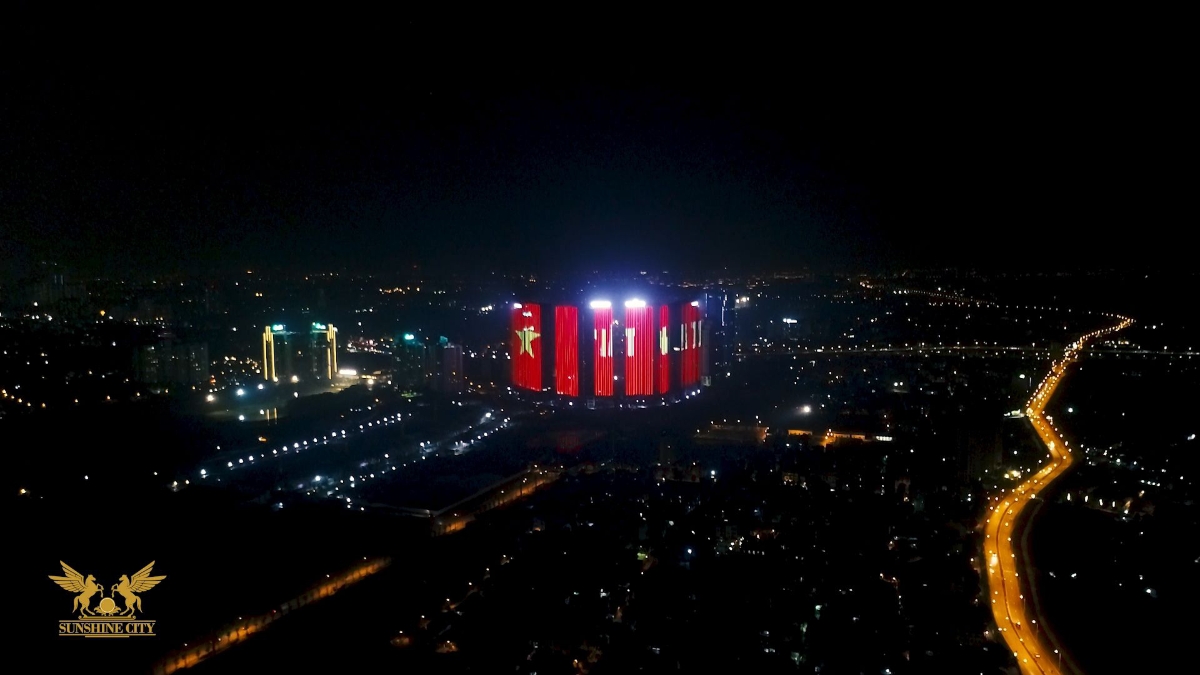 Loạt cờ đỏ, sao vàng rộng chục nghìn m2 rợp cửa ngõ Hà Nội đón U22 vô địch trở về - Ảnh 7.