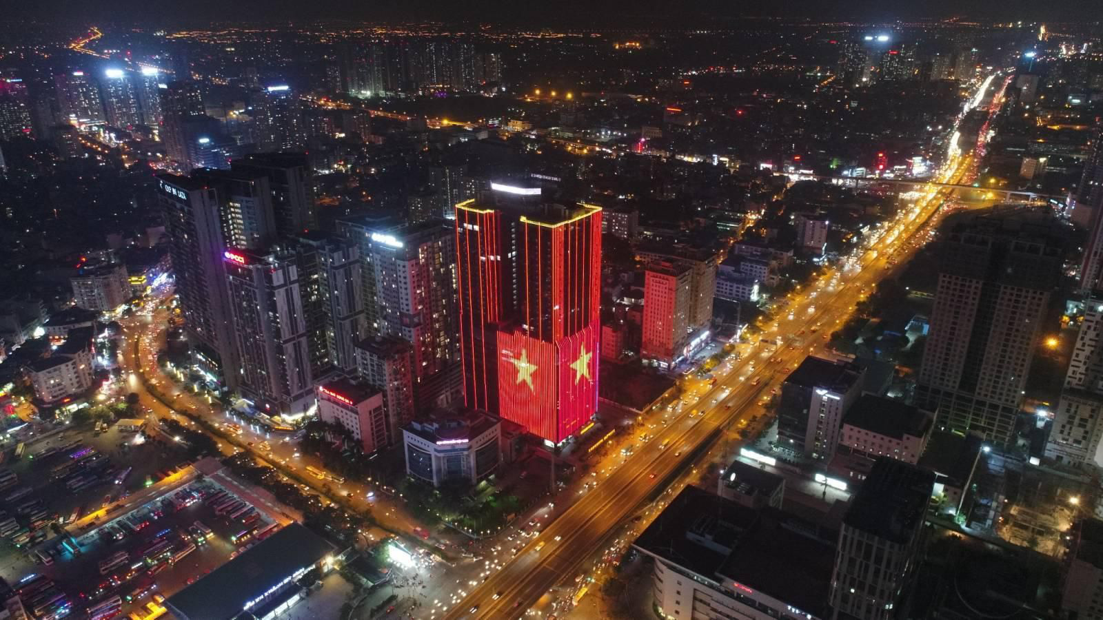 Loạt cờ đỏ, sao vàng rộng chục nghìn m2 rợp cửa ngõ Hà Nội đón U22 vô địch trở về - Ảnh 8.