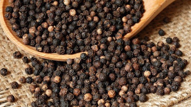 Giá hạt tiêu liên tục sụt giảm khi đang vào mùa thu hoạch.
