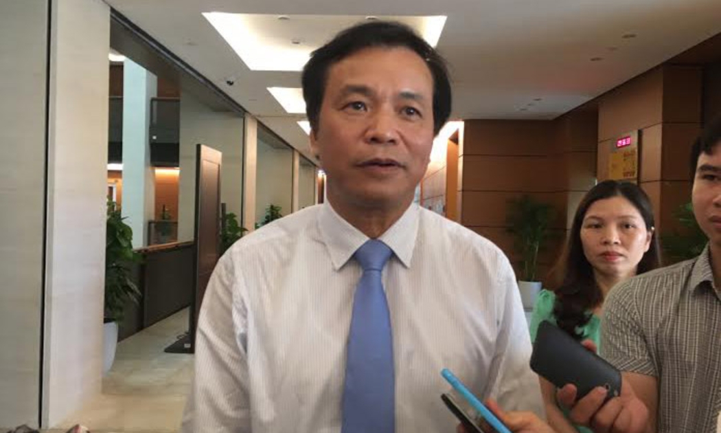Tổng thư ký Quốc hội Nguyễn Hạnh Phúc trao đổi với báo chí bên lề hội nghị tổng kết công tác bầu cử, sáng 18/7.