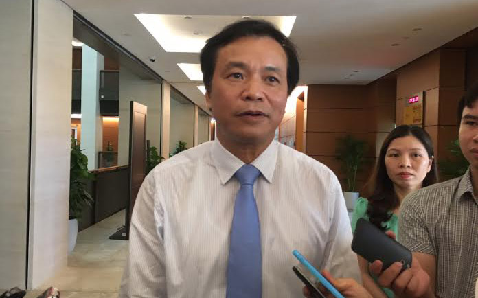 Tổng thư ký Quốc hội Nguyễn Hạnh Phúc trao đổi với báo chí bên lề hội nghị tổng kết công tác bầu cử, sáng 18/7.<br>