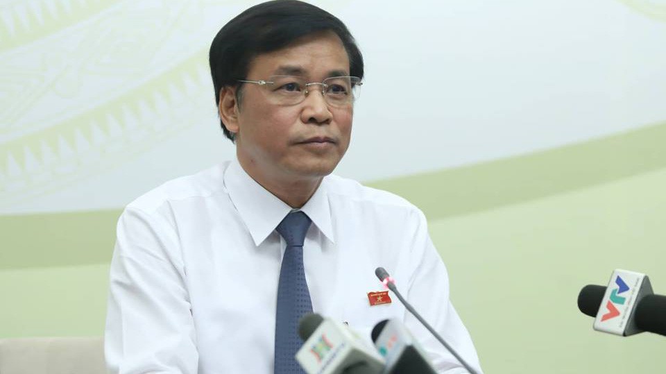 Tổng thư ký Quốc hội Nguyễn Hạnh Phúc đã chủ động xuống Trung tâm báo chí kỳ họp Quốc hội thông báo về danh sách các thành viên Chính phủ được chọn lên "ghế nóng" tại kỳ họp này - Ảnh: Quang Phúc