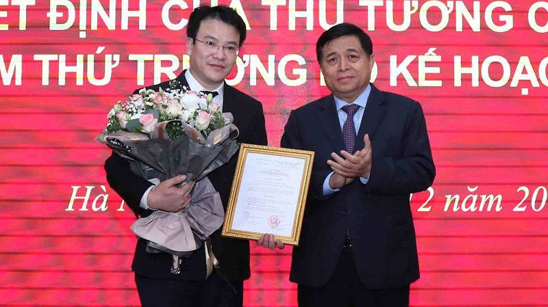 Bộ trưởng Bộ Kế hoạch và Đầu tư Nguyễn Chí Dũng trao quyết định bổ nhiệm cho Thứ trưởng Trần Quốc Phương (trái) 