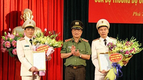 Lãnh đạo Bộ Công an trao quyết định và chúc mừng các cán bộ được điều động, bổ nhiệm.