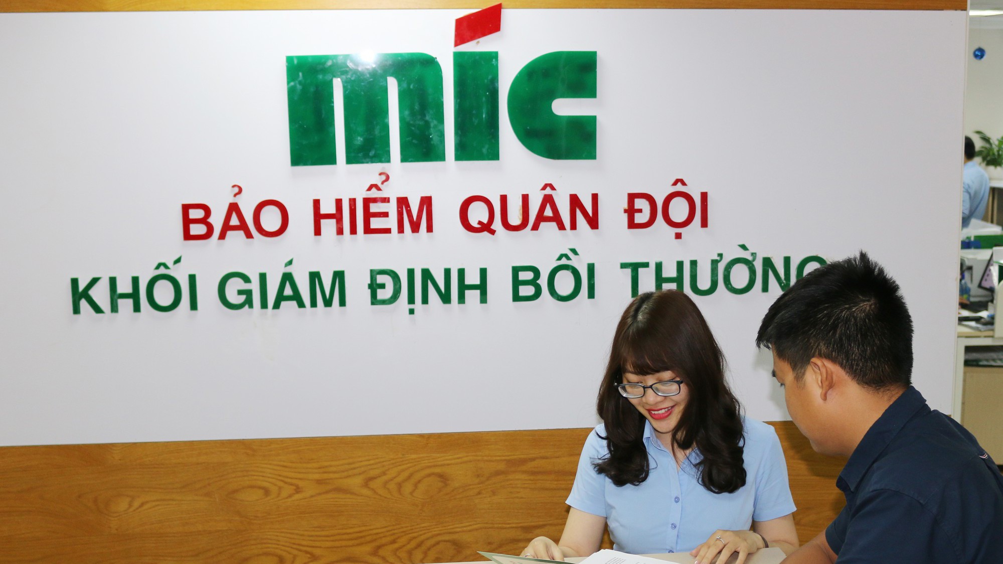 Giám định viên MIC tư vấn thông tin khách hàng.