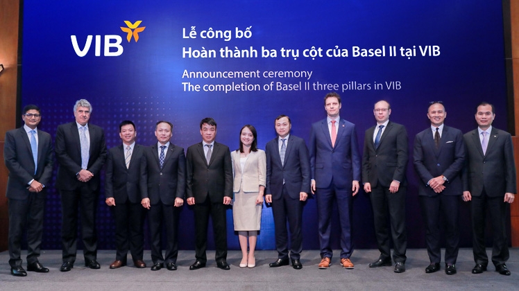 Lễ công bố hoàn thành ba trụ cột của Basel II của VIB. Ông Hà Hoàng Dũng, Giám đốc khối quản trị rủi ro VIB là người thứ 3 từ trái sang.