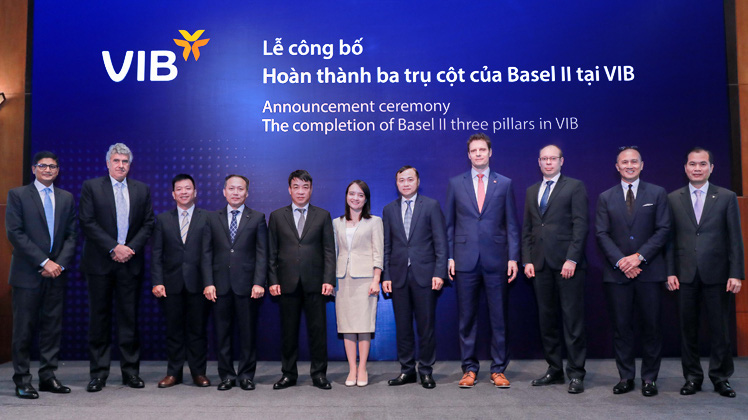 Lễ công bố hoàn thành ba trụ cột của Basel II của VIB. Ông Hà Hoàng Dũng, Giám đốc khối quản trị rủi ro VIB là người thứ 3 từ trái sang.
