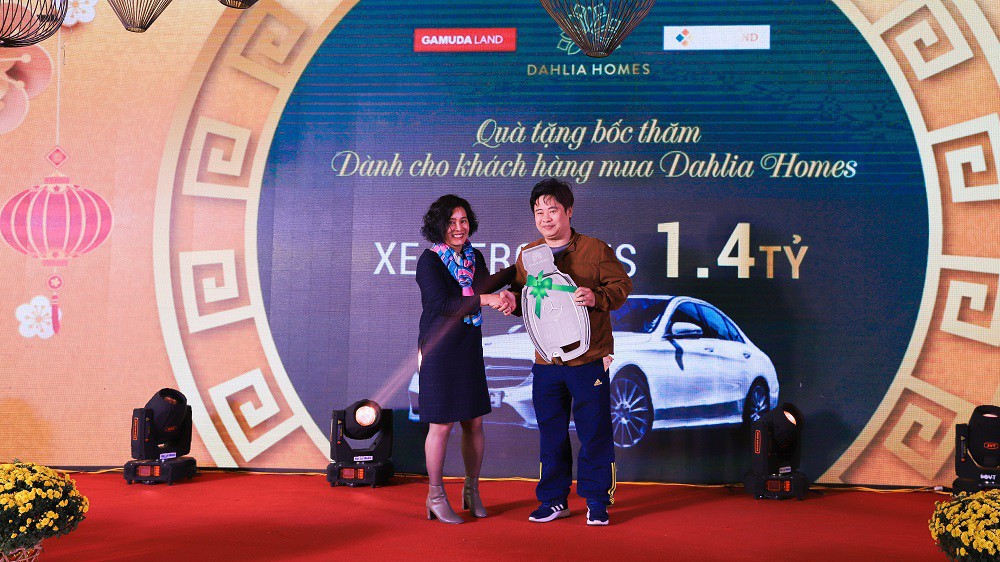 Đại diện đơn vị phân phối CenLand trao biểu trưng quà tặng xe ô tô Mercedes C200 cho khách hàng may mắn - anh Lê Vĩnh Hoàng.