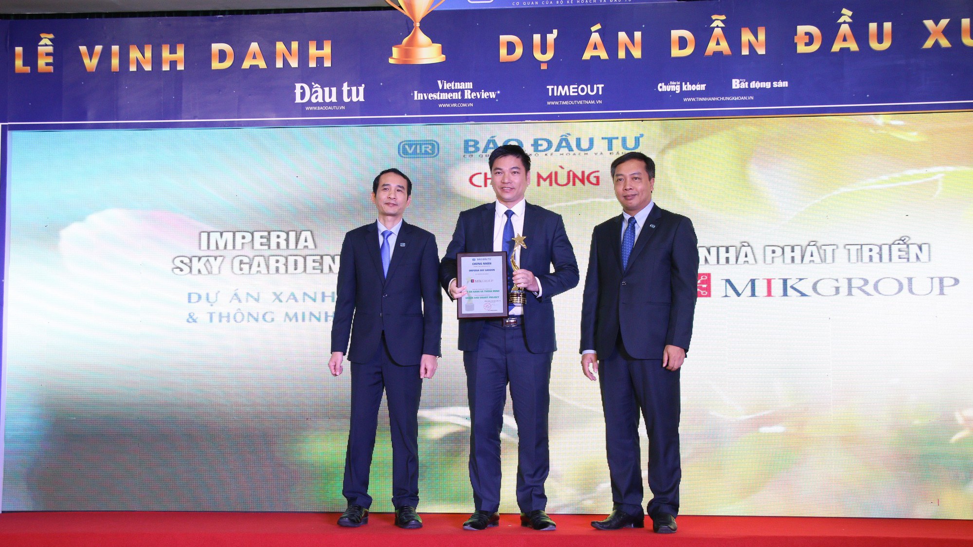 Tổng giám đốc MIK Home Chu Thanh Hiếu nhận chứng nhận "Dự án xanh và thông minh" cho Imperia Sky Garden ngày 28/3.