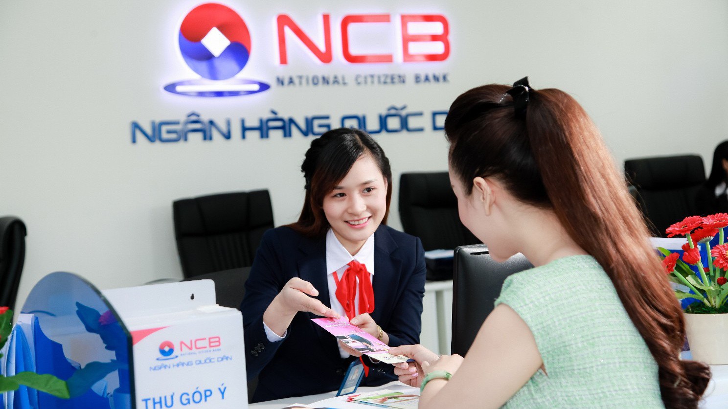 Khách hàng giao dịch tại NCB.