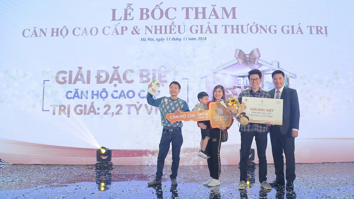 Tổng giám đốc MIK Home Chu Thanh Hiếu trao giải thưởng đặc biệt cho khách hàng trúng thưởng hôm 11/11 vừa qua.