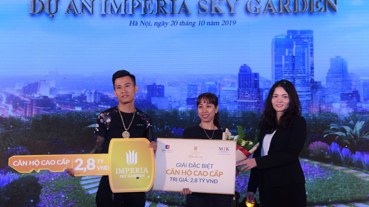 Đại diện MIK Home trao giải thưởng 2,8 tỷ đồng cho khách hàng trúng thưởng.