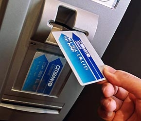 Số lượng thẻ ATM của năm sau tăng gấp 3 lần năm trước - Ảnh: Việt Tuấn