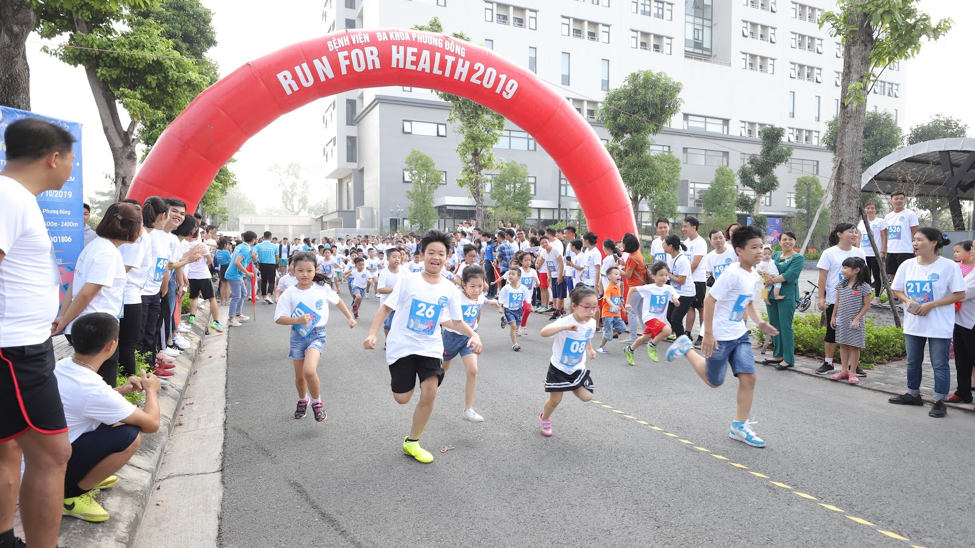 Phần thi chạy của trẻ em diễn ra đầu tiên với những màn cổ động cuồng nhiệt nhất.