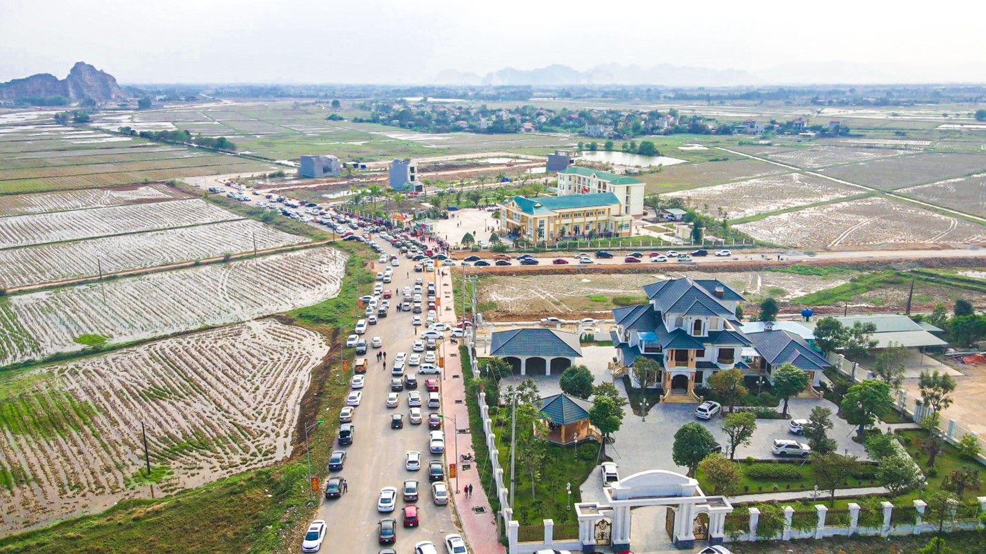 Hàng ngàn nhà đầu tư và hàng trăm phương tiện tập trung tại phiên đấu giá mặt bằng Khu dân cư Đông Tân