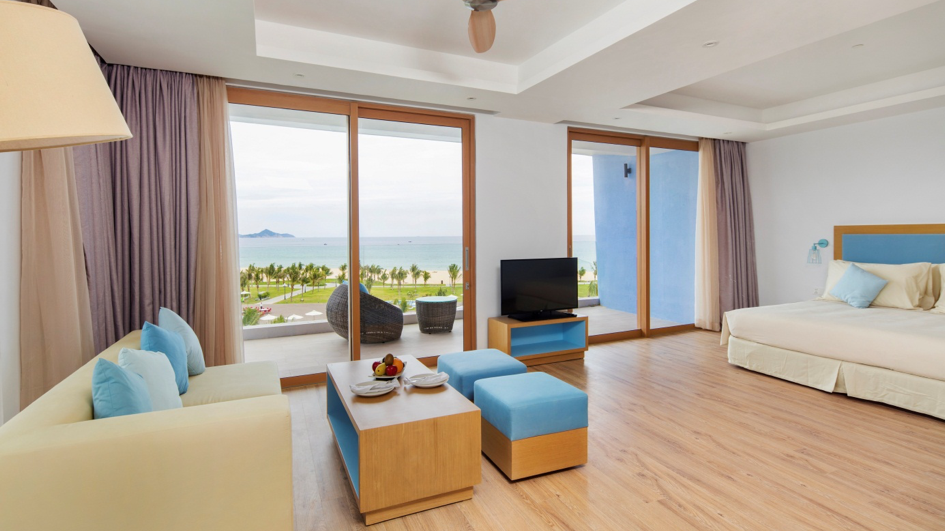 Phòng Studio Suite tiện nghi với ban công rộng mở để du khách có thể thư giãn ngắm nhìn biển Nhơn Lý.