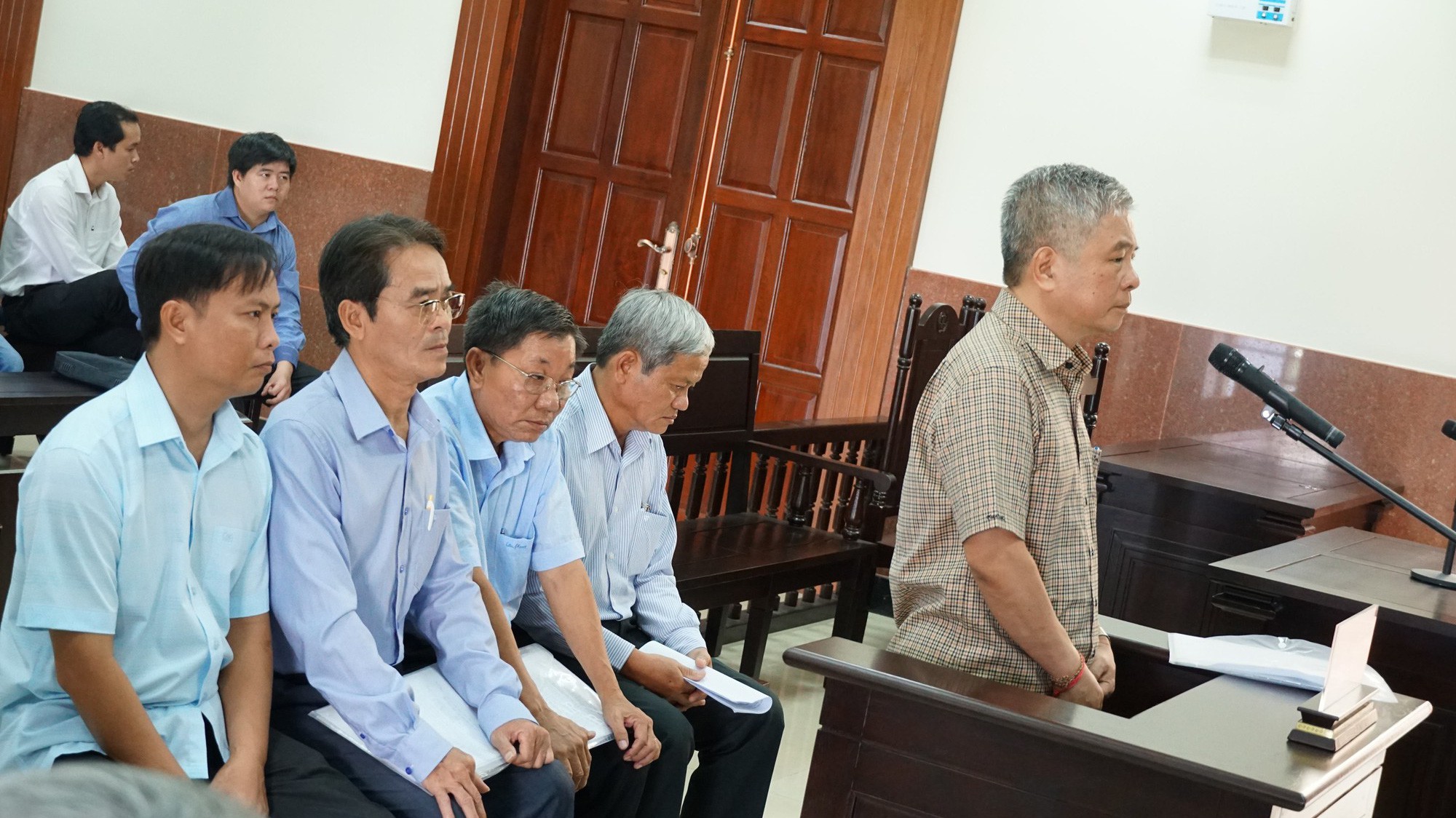 Nguyên Phó thống đốc Đặng Thanh Bình và các đồng phạm tại Tòa.