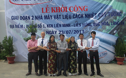 <span style="font-family: 'Times New Roman'; font-size: 15px;">Lễ khởi công xây dựng nhà máy vật liệu cách nhiệt của </span>Công ty Xuất nhập khẩu và Đầu tư Cát Tường.