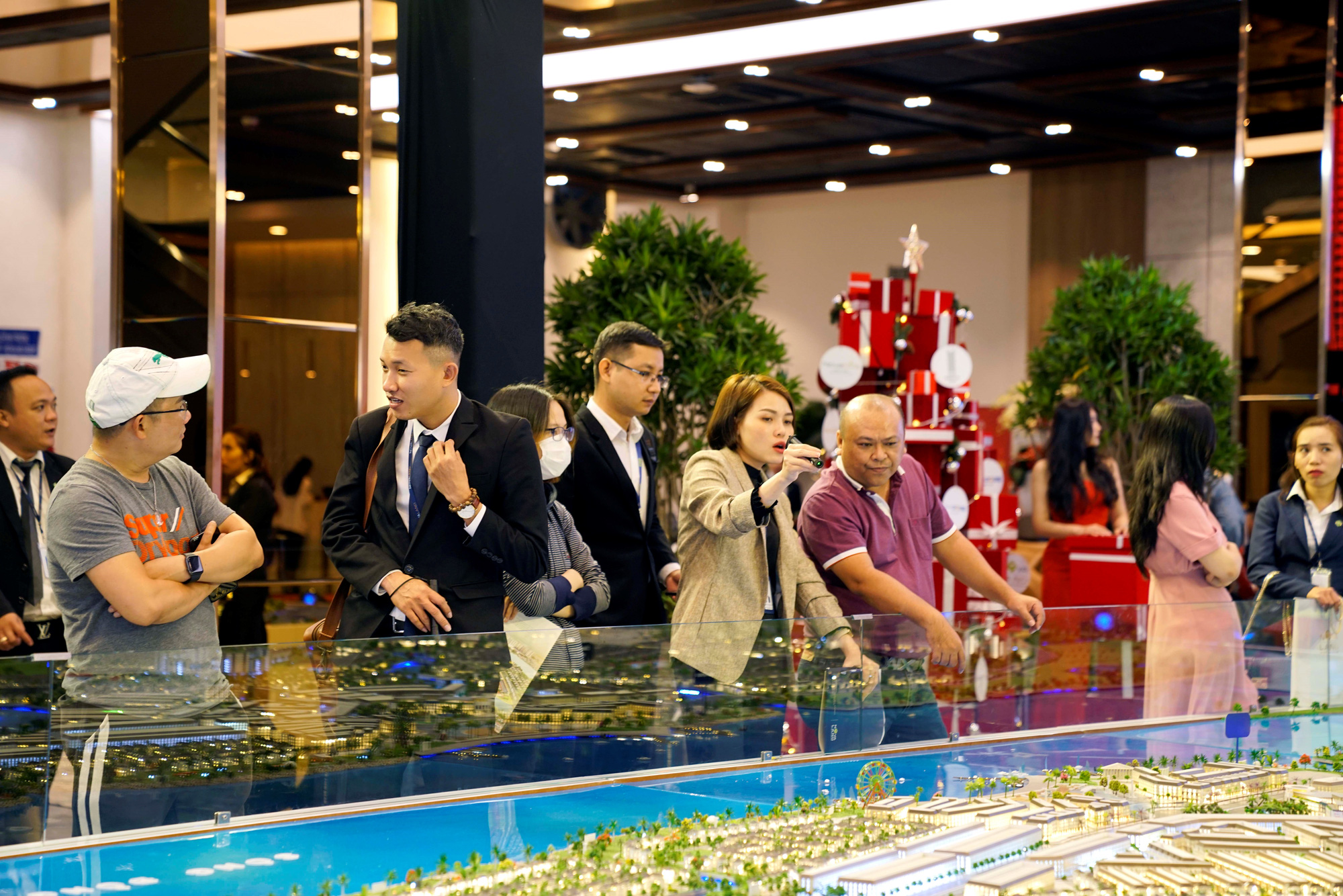 Khách hàng tham quan sa bàn của Aqua City – một trong những Dự án trọng điểm được Novaland giới thiệu trong thời gian qua