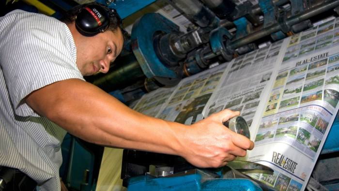 <font face="Arial, Verdana"><span style="font-size: 13.3333px;">Các tòa soạn báo in và tạp chí đối mặt với doanh thu sụt giảm mạnh - Ảnh: Financial Times</span></font>