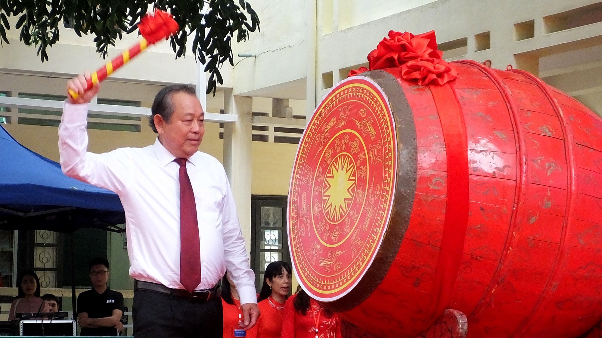 Phó Thủ tướng Thường trực Chính phủ Trương Hòa Bình đánh trống khai giảng tại Trường Tiểu học Hoàng Hoa Thám, Tỉnh Thanh Hóa. Ảnh - MOET. 