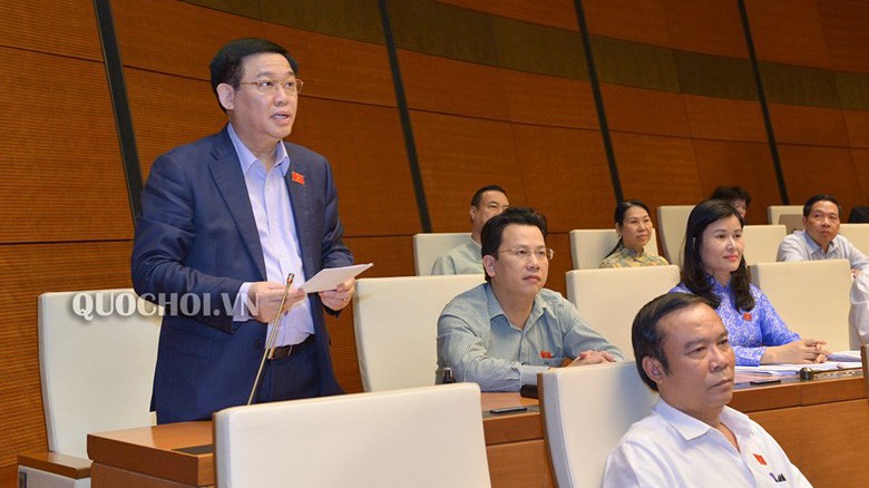 Phó thủ tướng Vương Đình Huệ giài trình ý kiến đại biểu 