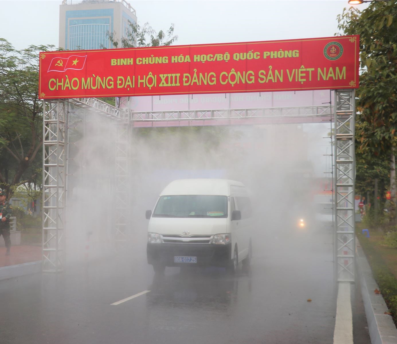 Tất cả xe đưa đón đại biểu và xe phục vụ Đại hội XIII của Đảng vào Trung tâm Hội nghị Quốc gia đều được phun khử khuẩn.
