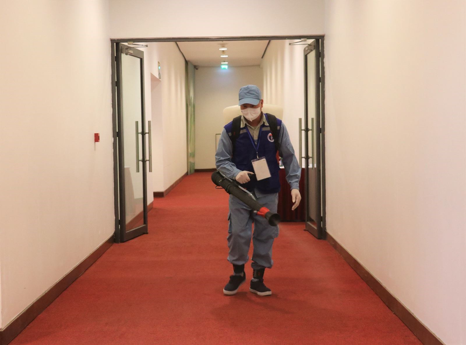 Sau mỗi buổi họp, to&agrave;n bộ khu vực Trung t&acirc;m Hội nghị Quốc gia đều được phun khử khuẩn bảo đảm an to&agrave;n cho đại biểu khi về dự Đại hội XIII của Đảng.