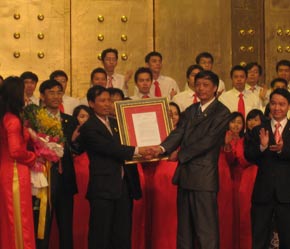 Lãnh đạo PVFC nhận giấy chứng nhận chuyển đổi mô hình hoạt động.