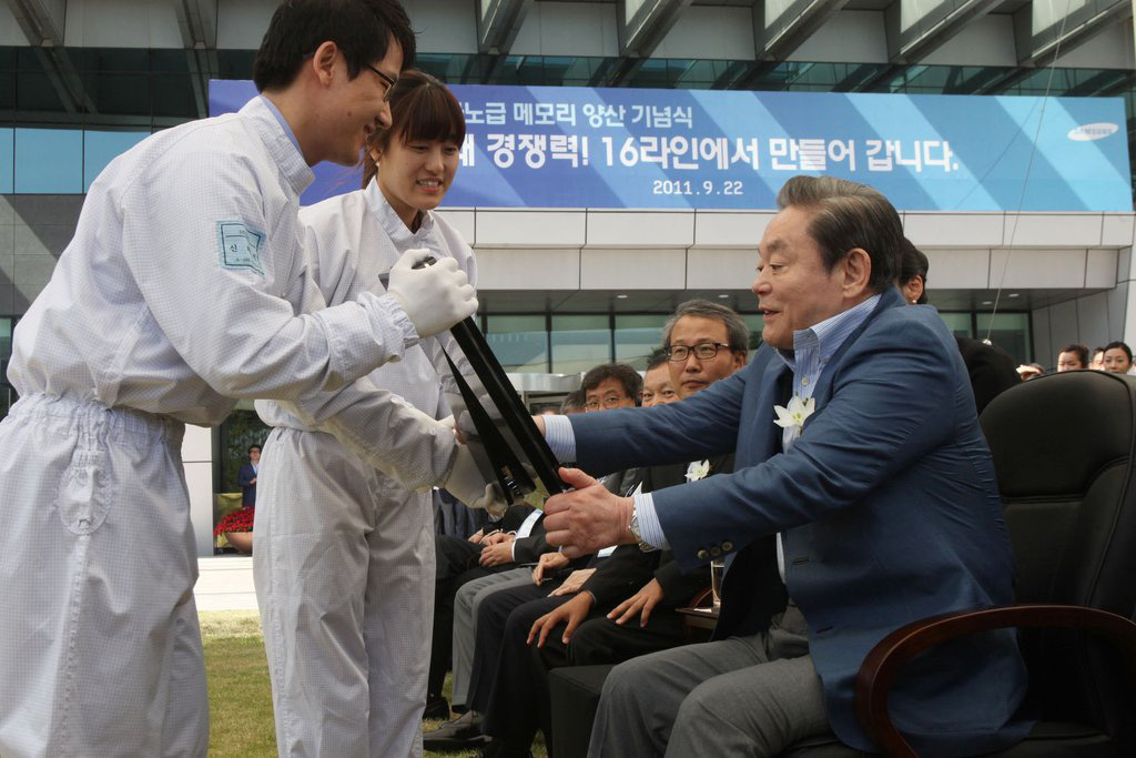 Nhân viên của Samsung diện kiến Chủ tịch Samsung Lee Kun Hee tại một sự kiện ở Seoul vào năm 2011 - Ảnh: European Pressphoto Agency.
